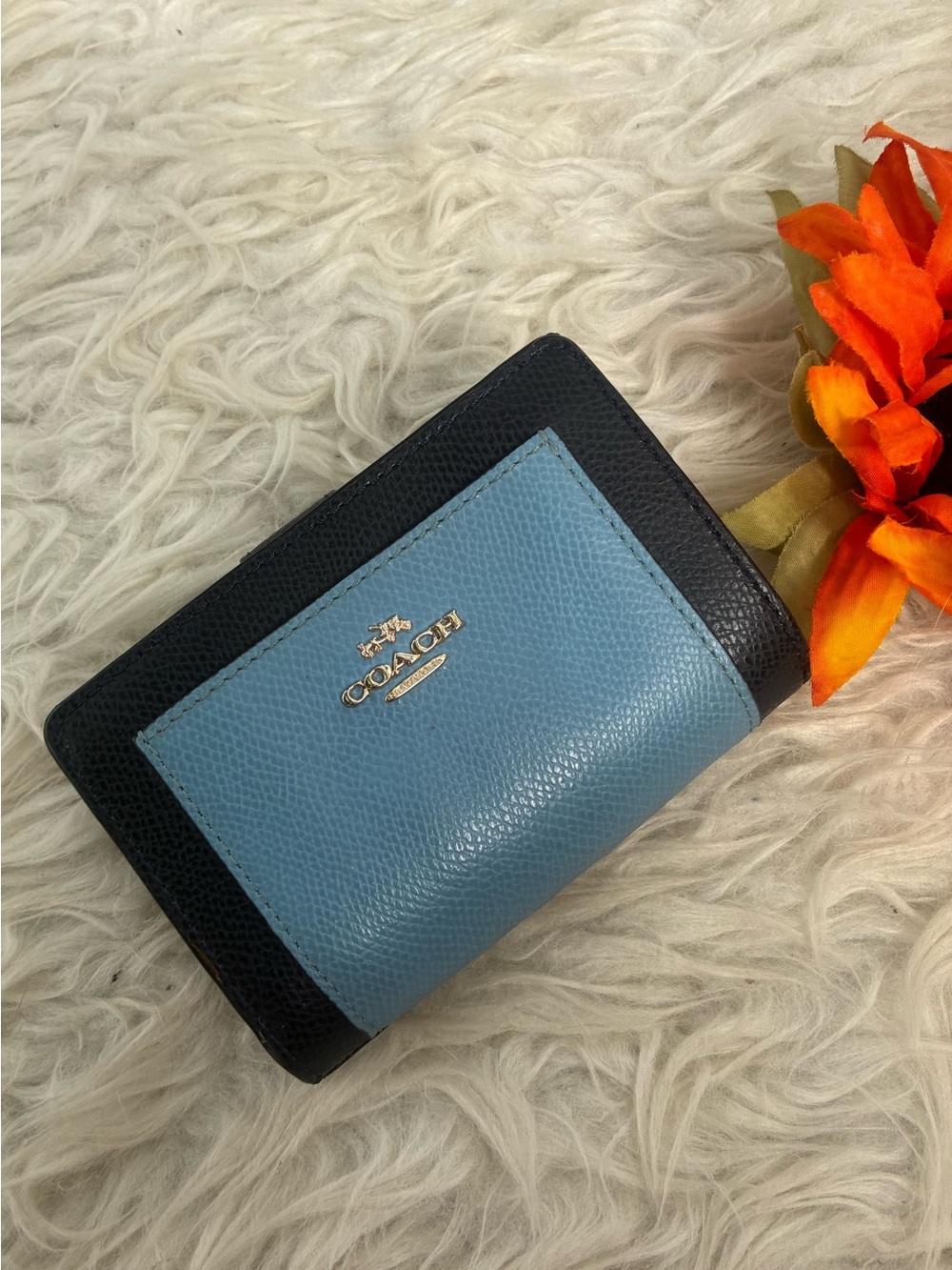 COACH Two-Tone Leather Bifold Wallet w zippered compartment EXCELLENT CONDITION